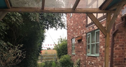 SOLDIERS COTTAGE, HEREFORDSHIRE A COSY COTTAGE, HOT TUB, PET FRIENDLY, GORGEOUS