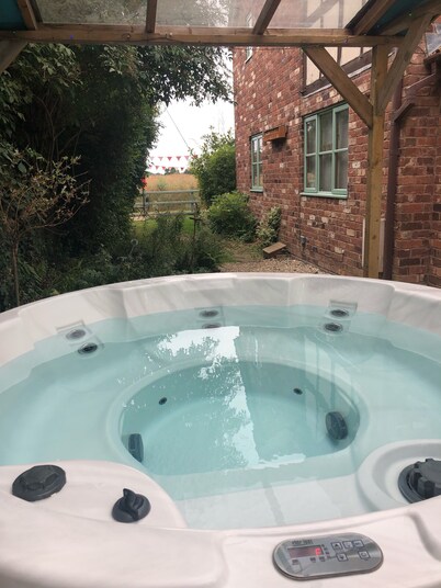 SOLDIERS COTTAGE, HEREFORDSHIRE A COSY COTTAGE, HOT TUB, PET FRIENDLY, GORGEOUS