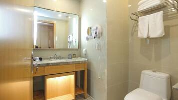 Un baño moderno con tocador, inodoro, perchero y secador de pelo.