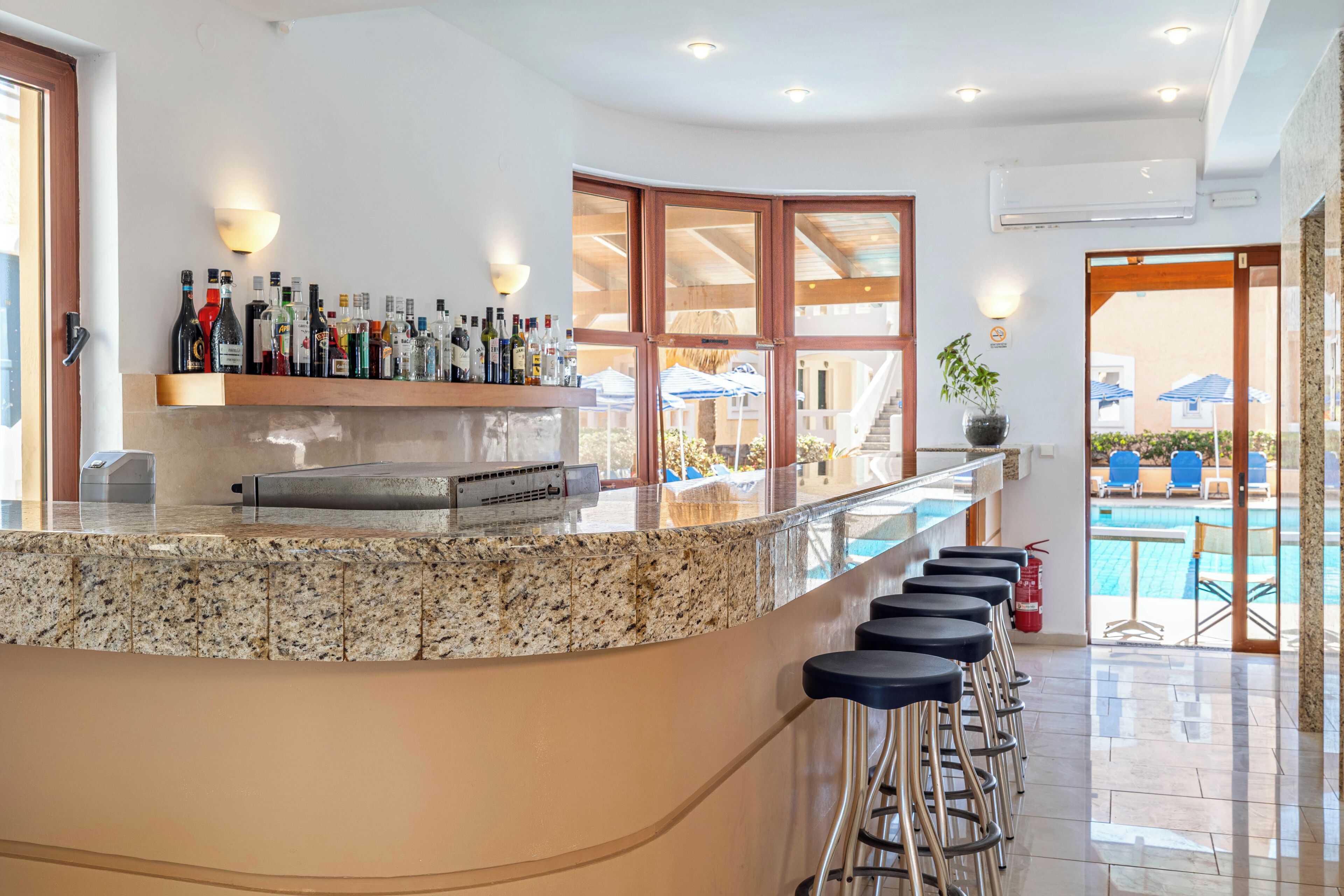 Bar accanto alla piscina