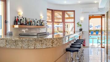 Bar accanto alla piscina