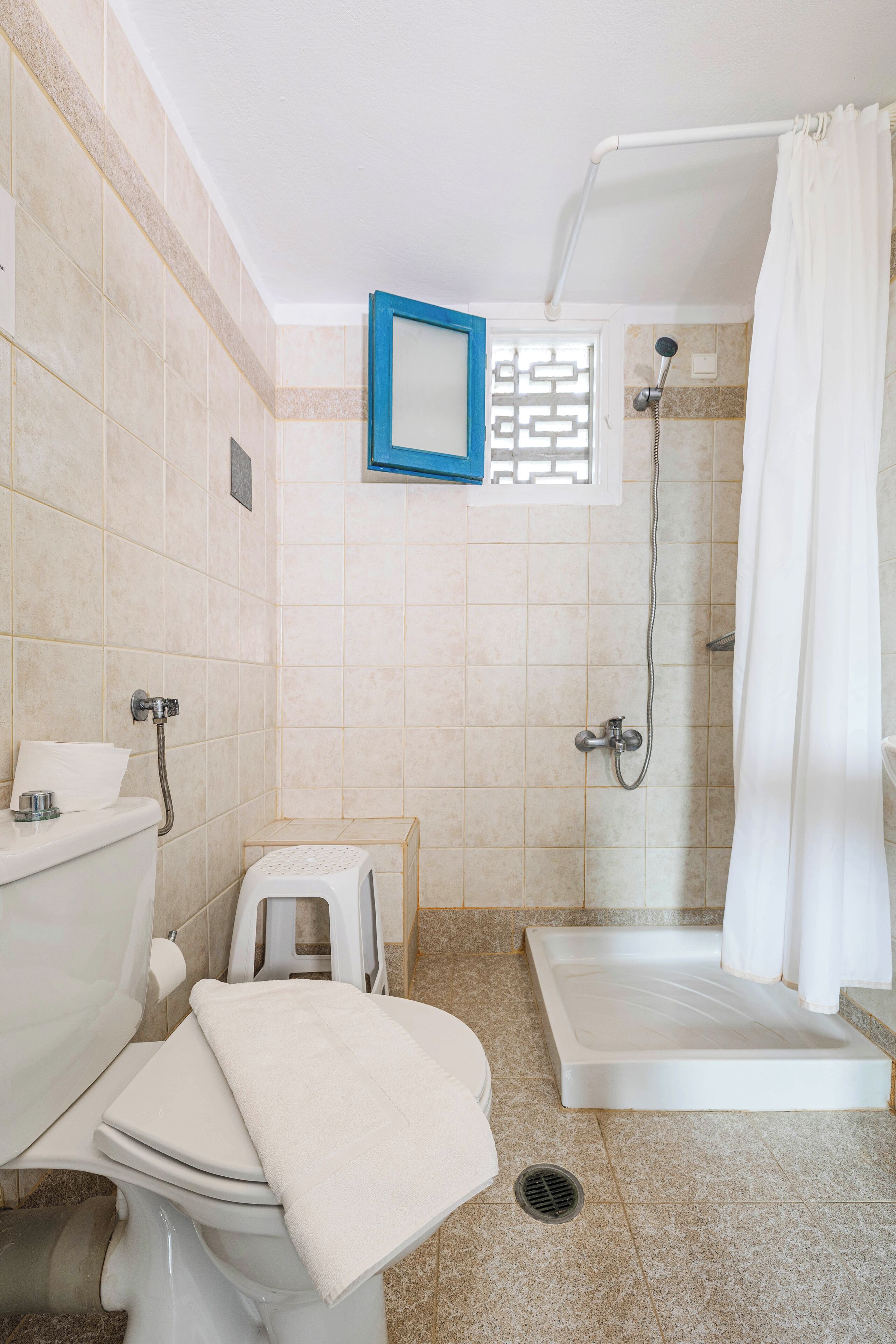 Un bagno con servizi igienici, bidet, doccia e vasca da bagno.