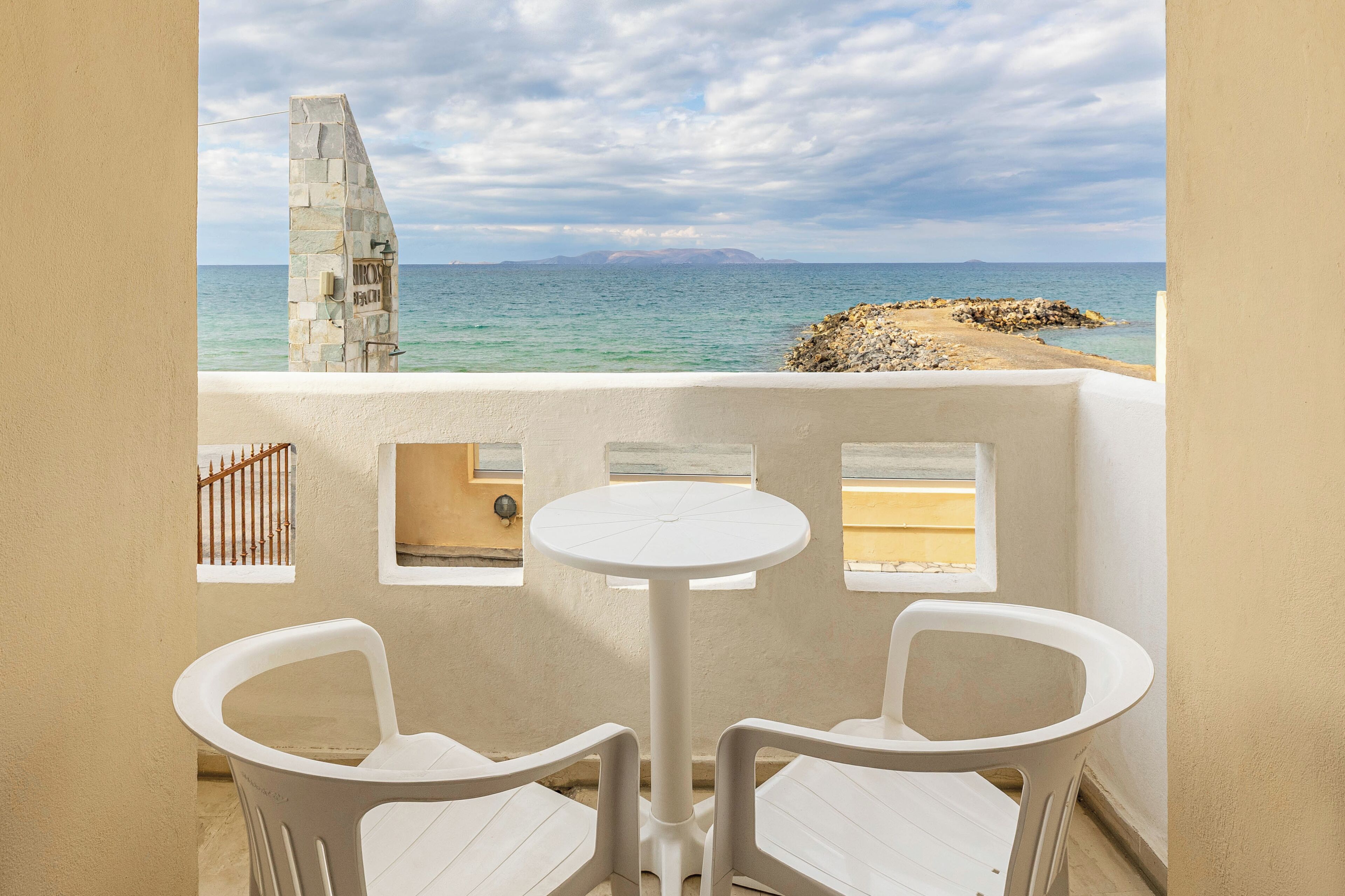 Näkymä rannalle/valtamerelle