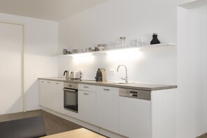 Réfrigérateur, four, plaque de cuisson, lave-vaisselle