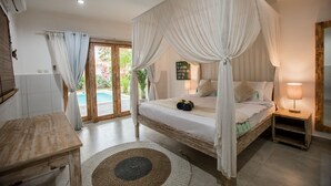 Une chambre à coucher avec un lit à baldaquin, une table de chevet en bois, une table et une vue sur une piscine.