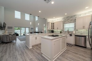 Fridge, microwave, oven, stovetop - Casa de Palmeras -1 mile to beach (Naples)