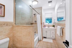 Combined shower/tub, hair dryer, towels