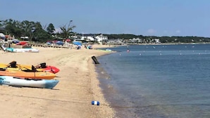 A beach with kayaks and a clear blue sky. - Respite Ranch | Private Saltwater Pool, Hot Tub & North Fork Retreat (Mattituck)