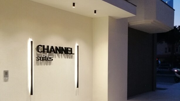 Un edificio moderno con un cartel que dice "CHANEL suites".