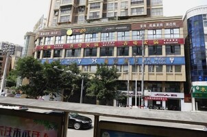 Un immeuble à plusieurs étages, doté d’enseignes commerciales, notamment un restaurant et un hôtel.