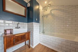 Ducha y bañera combinadas, secador de pelo y toallas
