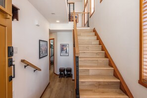 Interior - Snowcreek #778-Newly remodeled with mountain views-sleeps 8 comfortably (Mammoth Lakes)