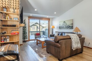 Smart TV, fireplace, video games - Snowcreek #778-Newly remodeled with mountain views-sleeps 8 comfortably (Mammoth Lakes)