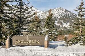 Property grounds - Snowcreek #778-Newly remodeled with mountain views-sleeps 8 comfortably (Mammoth Lakes)