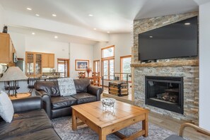 Smart TV, chimenea y videojuegos