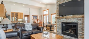 Snowcreek #778-Newly remodeled with mountain views-sleeps 8 comfortably