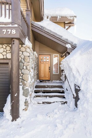 Exterior detail - Snowcreek #778-Newly remodeled with mountain views-sleeps 8 comfortably (Mammoth Lakes)