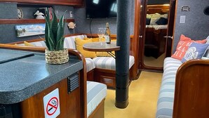 Un espacio habitable compacto con un sofá, una mesita y un televisor.