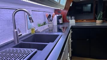 Frigorífico, microondas, placa de cocina y cafetera o tetera