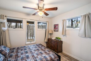 6 bedrooms, desk, iron/ironing board, free WiFi - ★Cabin: Pet/Family Friendly, Hot Tub, Large Deck★ (Berkeley Springs)