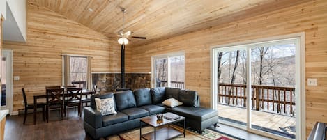 Una Smart TV, una chimenea, libros, un reproductor estéreo