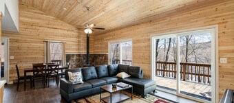 ★Cabin: Pet/Family Friendly, Hot Tub, Large Deck★