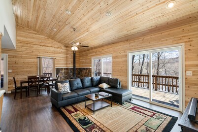 ★Cabin: Pet/Family Friendly, Hot Tub, Large Deck★