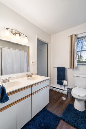 Duschwanne, Haartrockner, Handtücher, Seife