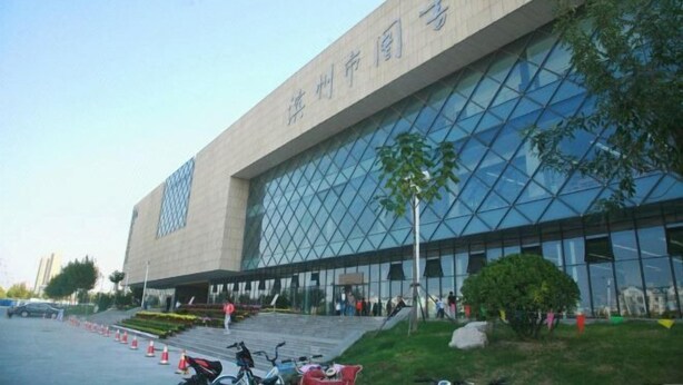 A large building with a modern glass facade and a prominent entrance with steps. - Qingzhu·Junyuan Business Hotel (Binzhou University Branch) (Binzhou)