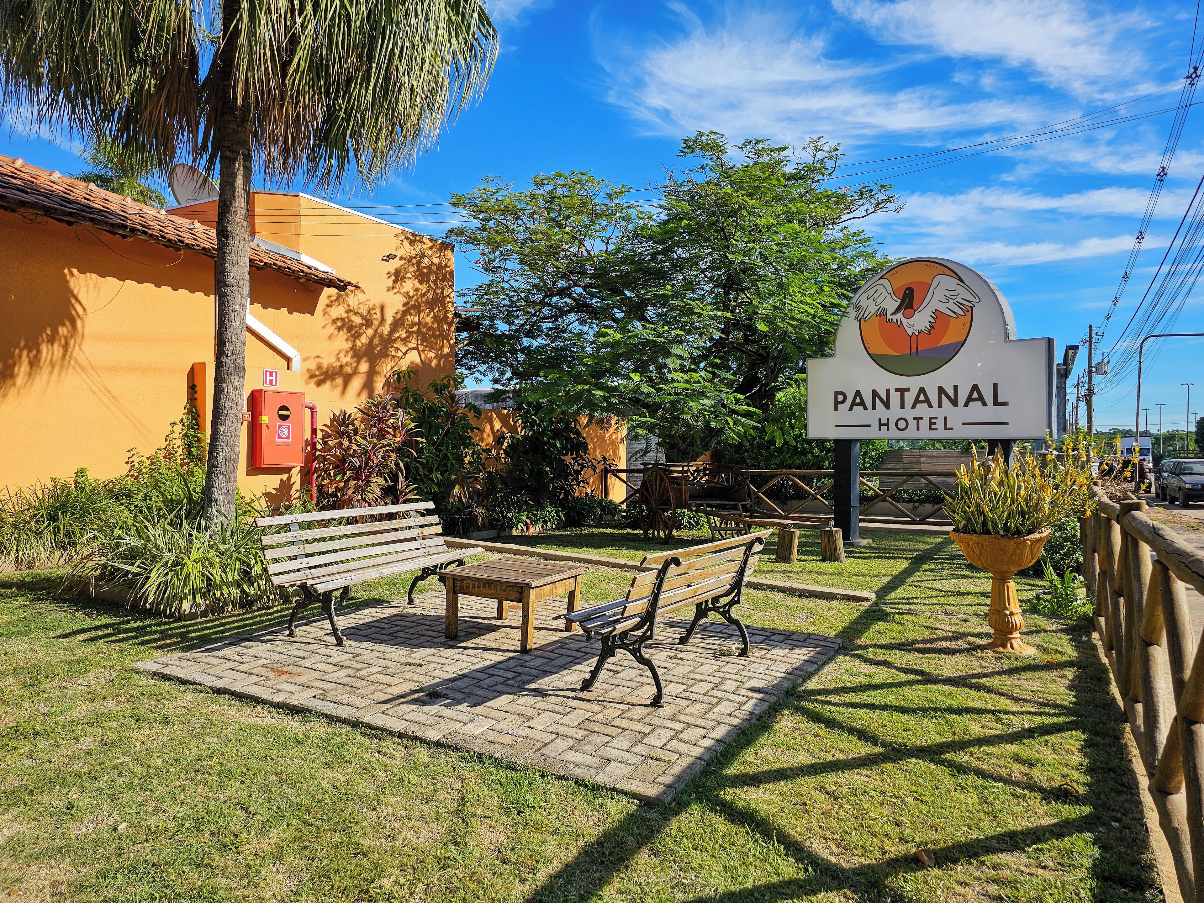 Placa do Hotel Pantanal com área de estar externa rústica.