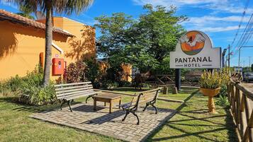 Placa do Hotel Pantanal com área de estar externa rústica.