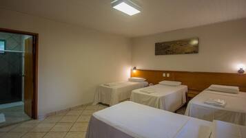 Quarto quádruplo família | Wi-Fi de cortesia, roupa de cama