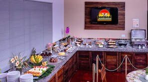 Café da manhã completo grátis todos os dias