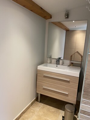 Shower, towels, soap, toilet paper - El Periquito ! (Ollioules)