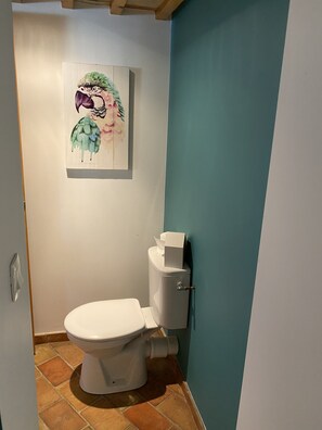 Shower, towels, soap, toilet paper - El Periquito ! (Ollioules)