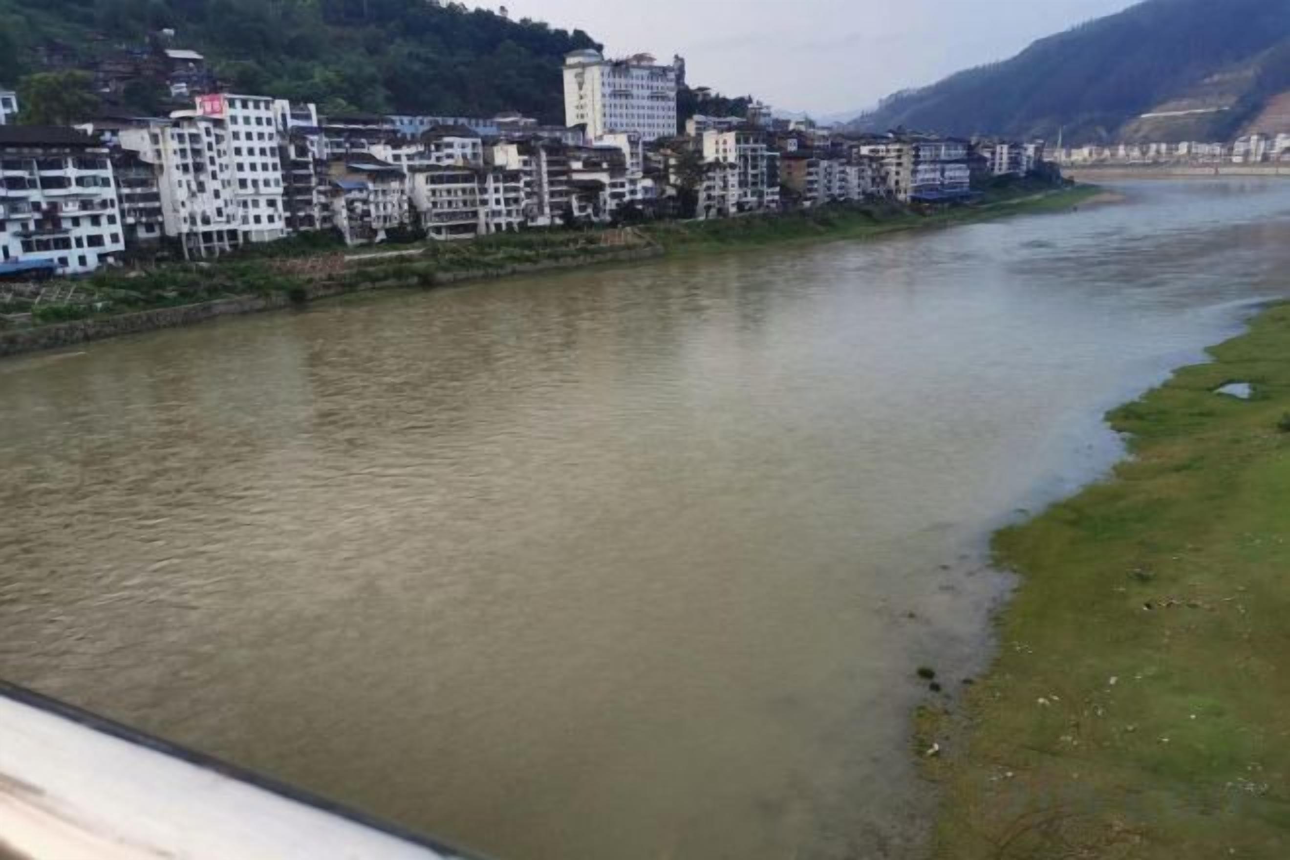 Une rivière bordée de bâtiments.