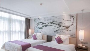 Ein Hotelzimmer mit zwei Betten, einer Marmor-Wandmalerei und einem großen Fenster mit Vorhängen.