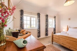 3 bedrooms, travel crib, WiFi, bed sheets - Culver House, Aldeburgh (Aldeburgh)