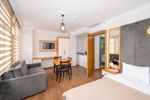 Deluxe Quadruple Room | In-room safe, desk, laptop workspace, soundproofing -  Aras Life Hotel (Istanbul)