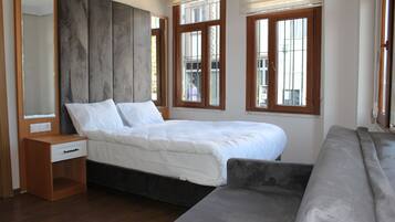 Deluxe Room | In-room safe, desk, laptop workspace, soundproofing