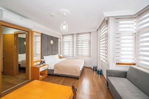 Deluxe Quadruple Room | In-room safe, desk, laptop workspace, soundproofing -  Aras Life Hotel (Istanbul)