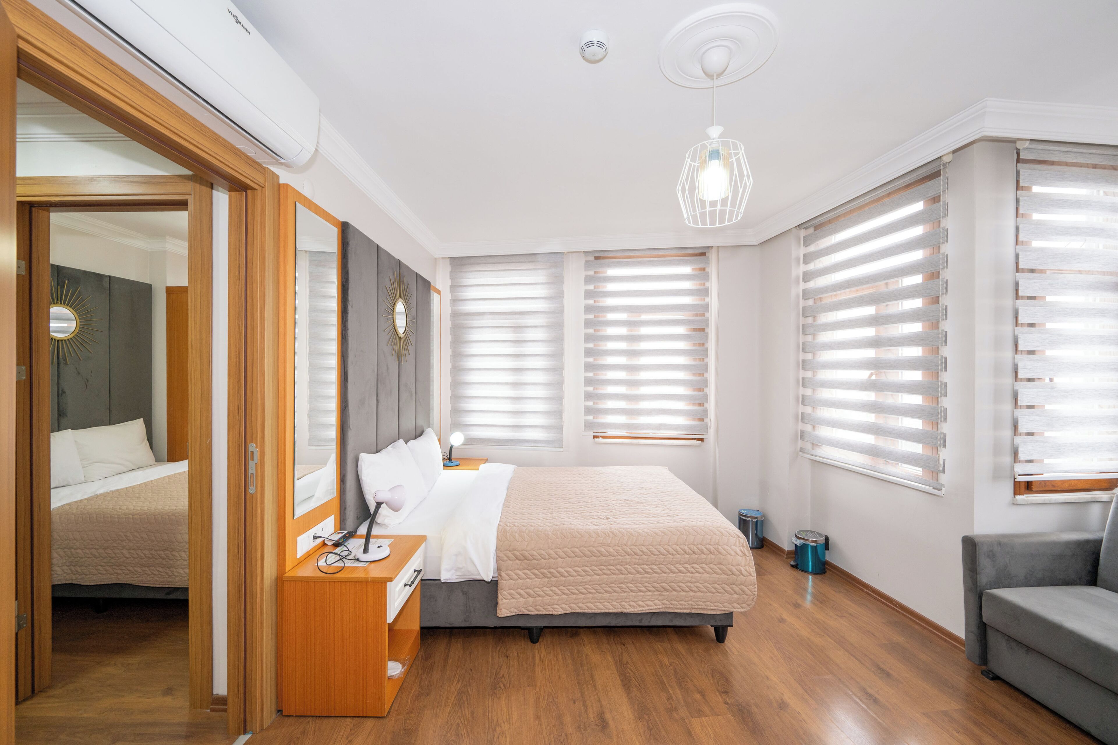 Quarto quádruplo luxo | Cofres nos quartos, escrivaninha, espaço de trabalho para notebook