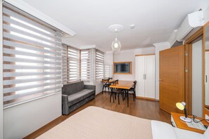 Habitación cuádruple Deluxe | Caja fuerte, escritorio, espacio para trabajar con un portátil