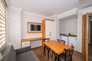 Quarto quádruplo luxo | Cofres nos quartos, escrivaninha, espaço de trabalho para notebook