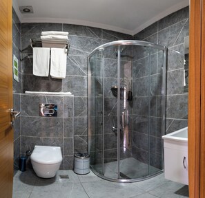 Shower, slippers, towels -  Aras Life Hotel (Istanbul)