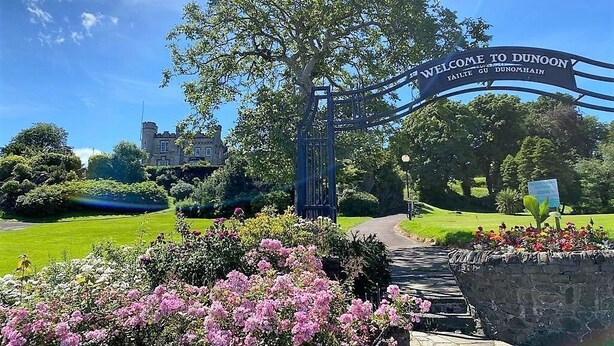 A welcoming archway with the text "WELCOME TO DUNOON" and "FALTE GU DUNOMHAIN" against a clear blue sky. - Brookfield, picturesue quiet location, sleeps 8, pet friendly (Dunoon)