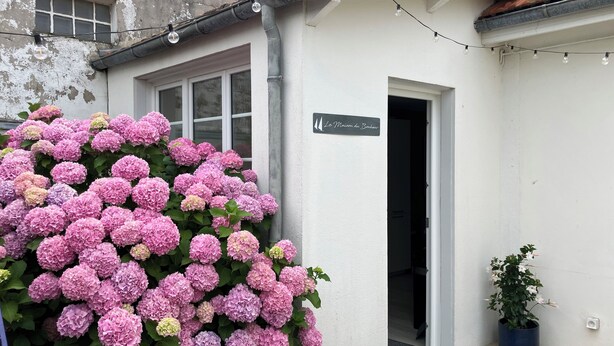 A building entrance with a sign reading "Le Maison du Bonheur." - Maison Centre-ville Avec Jardin (Châtelaillon-Plage)