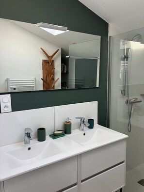 Shower, hair dryer, towels, soap - Maison Centre-ville Avec Jardin (Châtelaillon-Plage)