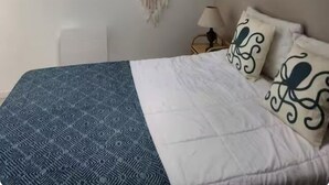 A bedroom with a bed, a wall hanging, and a lamp. - Maison Centre-ville Avec Jardin (Châtelaillon-Plage)