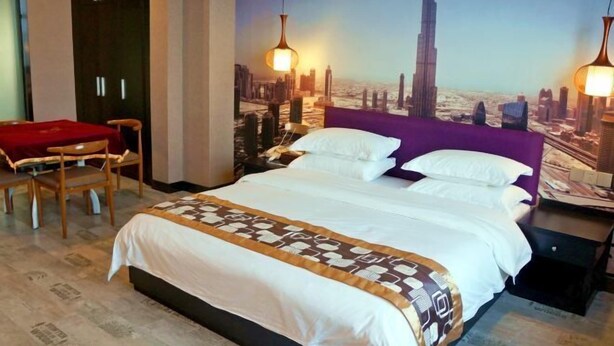 Ein Hotelzimmer mit Bett, Schreibtisch und Stuhl.